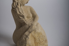 07FemmeAssiseBrune